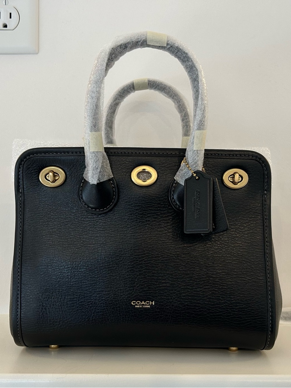 Coach Runway Turnlock 22 New with tags